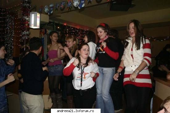andreea cu colegii intr-un club-iasi craciun 2006