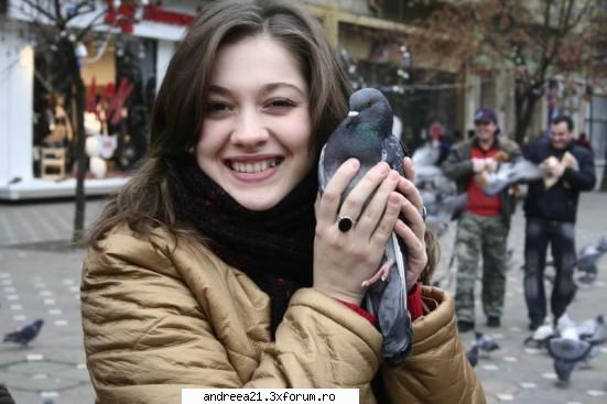 andreea cu un porumbel :) -timisoara craciun 2006